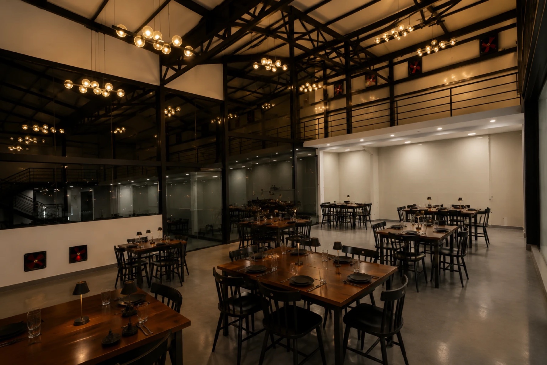 Sal&oacute;n comedor de doble altura con mesas y entrepiso