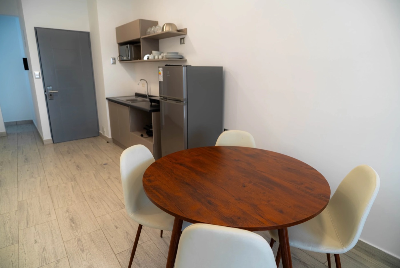 Cocina equipada con mesa comedor para cuatro