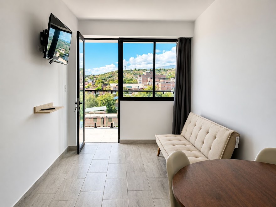 Sala con balc&oacute;n y vista a la ciudad